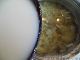 Суп из сельдерея: Смесь влить тонкой струйкой в кастрюлю, постоянно помешивая суп.