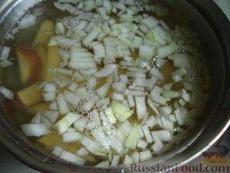 Суп из сельдерея: Залить все кипятком (или горячим овощным отваром) и варить 10-15 минут.