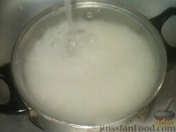 Рис откидной: Когда зерна набухнут и станут мягкими, рис откинуть, промыть кипятком или горячей водой, дать стечь воде.