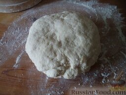 Тесто на воде: Тесто выложить на разделочную доску, подсыпая муку (по необходимости) замесить руками эластичное тесто.