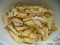 Картофель по-деревенски: Картофель очистить, вымыть и нарезать тонкими ломтиками.