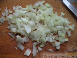 Картофель по-деревенски: Лук очистить и мелко порубить.