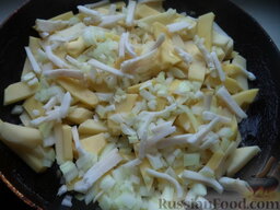 Картофель по-деревенски: Добавить сало, картофель и лук.