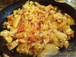 Картофель по-деревенски: Еще немного обжарить помешивая (2-3 минуты). В конце приготовления по желанию можно добавить в картофель по-деревенски мелко нарубленный майоран.