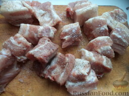 Картофель тушеный с мясом: Ребрышки вымыть, разрезать на порционные кусочки, посолить, поперчить.