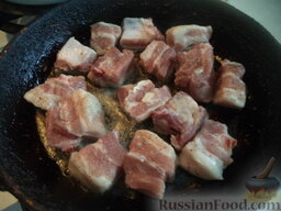 Картофель тушеный с мясом: Растопить в толстостенной сковороде или казане сливочное масло. Выложить ребрышки.