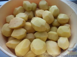 Картофель тушеный с мясом: Тем временем очистить картофель, вымыть при необходимости, разрезать на части.