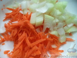 Картофель тушеный с мясом: Очистить и вымыть лук и морковь. Лук нарезать кубиками. Морковь натереть на крупной терке или нарезать тонкой соломкой.