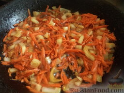 Картофель тушеный с мясом: Когда мясо будет готово, выложить его из сковороды. В том же жире обжарить мелко нарезанные лук и морковь. Обжаривать на среднем огне, помешивая, 2-3 минуты.
