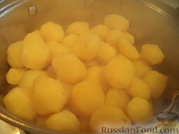 Картофель тушеный с мясом: С отварного картофеля слить воду.