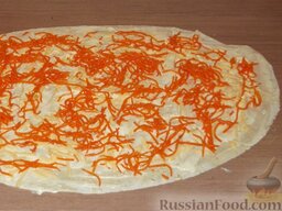Рулет с корейской морковью: Посыпать корейскую морковку (тоже 1/3, то есть 100 г_
