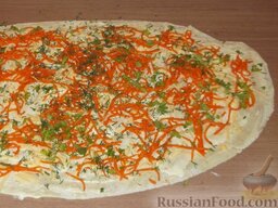 Рулет с корейской морковью: Притрусить зелень (1/3 от общего количества).