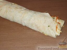 Рулет с корейской морковью: Лаваш с морковью по-корейски закатать в рулет, положить в холодильник и дать ему пропитаться (30-40 минут).