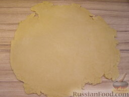 Тесто для тарталеток: Из охлажденного теста раскатать тонкую лепешку (не толще 0,5 см).
