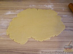 Тесто для тарталеток: Посыпать стол или доску мукой (1-2 ст. ложки). Раскатать тесто для тарталеток в слой толщиной 0,5 см.    Включить духовку.