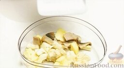 Форшмак классический: Соединить нарезанные продукты. Отжать и добавить хлеб.