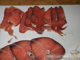 Рулет «Улыбка Джоконды»: Нарезать тоненькими пластинами рыбу. Отделить филе от кожи и костей.