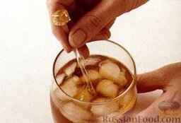 Коктейль Ржавый Гвоздь (Rusty Nail): Влейте оба ингредиента в низкий стакан с колотым льдом. Аккуратно размешайте. Ничем не украшайте.   Можно оставить кубики льда целыми, чтобы коктейль не был слишком разбавлен. Выпит он должен быть быстро.