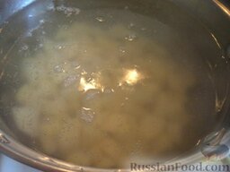 Суп из щавеля: В кипяток опустить картофель, варить в подсоленной воде около 20 мин.
