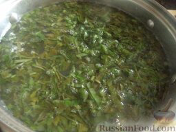 Суп из щавеля: Добавить промытые и измельченные листья щавеля и довести до кипения. Налить растительное масло.