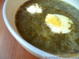 Суп из щавеля: Разлить суп по тарелкам, добавить сметану и нарезанное дольками яйцо.  Приятного аппетита!