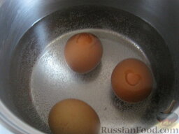 Окрошка с колбасой: Поставить варить яйца вкрутую.