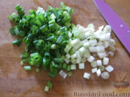 Окрошка с колбасой: Помыть и измельчить зеленый лук.
