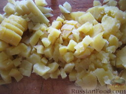 Окрошка с колбасой: Сваренный картофель остудить в холодной воде, очистить и затем мелко нарезать.