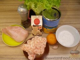 Салат из креветок с курицей и ананасами: Подготовить ингредиенты для салата с креветками и курицей.