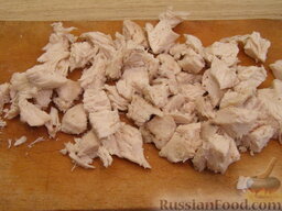Салат из креветок с курицей и ананасами: Куриное мясо нарезать соломкой.