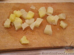 Салат из креветок с курицей и ананасами: Нарезать ананасы небольшими кубиками.