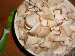 Тушеные грибы с соевым соусом и чесноком: Шампиньоны нарезать ломтиками толщиной 0,5 см. Вешенки нарезать небольшими кусочками.