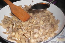 Тушеные грибы с соевым соусом и чесноком: Затем добавить соевый соус и тушить на маленьком огне под крышкой до готовности в течение 10 минут. Грибы необходимо несколько раз перемешать.