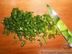 Тушеные грибы с соевым соусом и чесноком: Зеленый лук вымыть, мелко нарезать.