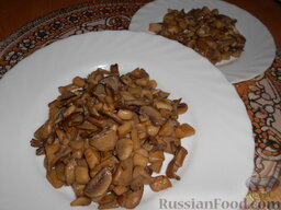 Тушеные грибы с соевым соусом и чесноком: Разложить грибы по тарелкам.