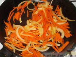 Жареные кальмары с овощами: На сковороде разогреть растительное масло. Морковь и лук жарить на сковороде в растительном масле 3 минуты на сильном огне, помешивая.