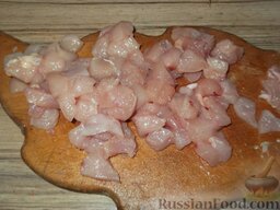 Скороспелый курник: Для начинки нарезать куриное мясо.