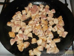 Скороспелый курник: На сковороде растопить 40 г масла. Выложить курицу, слегка обжарить, помешивая, на среднем огне (5 минут).