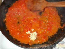 Картофельный суп-пюре с чесноком, помидорами и перцем: Выдавите чеснок. Перемешайте.
