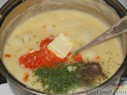 Картофельный суп-пюре с чесноком, помидорами и перцем: После этого поставьте кастрюлю на плиту, дайте закипеть. Добавьте помидоры, рубленую зелень, масло (50 г), черный молотый перец и, накрыв крышкой, доведите суп-пюре картофельный до кипения. Затем выключите и дайте постоять несколько минут.