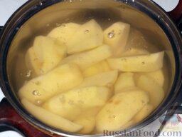 Картофельный суп-пюре с чесноком, помидорами и перцем: Залейте водой, добавьте 0,5 ч. ложки соли.     Отварите картофель в подсоленной воде до готовности (20 минут).