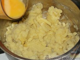 Картофельный суп-пюре с чесноком, помидорами и перцем: Добавьте в полученное пюре сырые яйца.