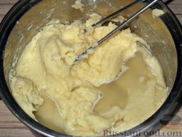 Картофельный суп-пюре с чесноком, помидорами и перцем: Хорошенько перемешав, постепенно разведите картофель отваром из-под картофеля.