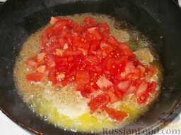 Картофельный суп-пюре с чесноком, помидорами и перцем: На сковороде на среднем огне растопите 50 г масла. Помидоры выложите на сковороду, потушите 10 минут на сливочном (можно на  растительном) масле (50 г).