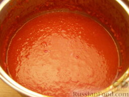 Лечо из перца: Затем проваренные помидоры протирают через сито, отделяя кожицу и семена. Помидорную массу уваривают на одну треть.