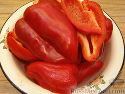 Лечо из перца: Для приготовления лечо из перца сладкий болгарский перец (зеленый, красный или частично покрасневший) моют, очищают от плодоножек и семян.