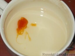 Чак-Чак в медовом сиропе: Чтобы определить готовность сиропа, возьмите чайную ложку кипящего сиропа и опустите в холодную воду. Если образовался мягкий комочек, то сироп готов.