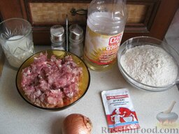 Беляши с мясом: Подготовьте продукты для приготовления беляшей с мясом.