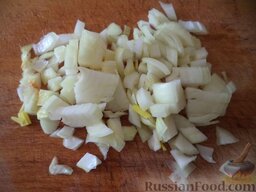 Блинчики с грибами, картофелем и луком: Репчатый лук очистите, вымойте и мелко нарежьте.