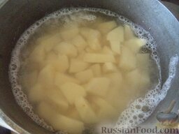 Блинчики с грибами, картофелем и луком: Выложите картофель в кастрюлю, залейте холодной водой, поставьте на огонь, доведите до кипения. Отварите картофель до готовности на среднем огне (около 20 минут).
